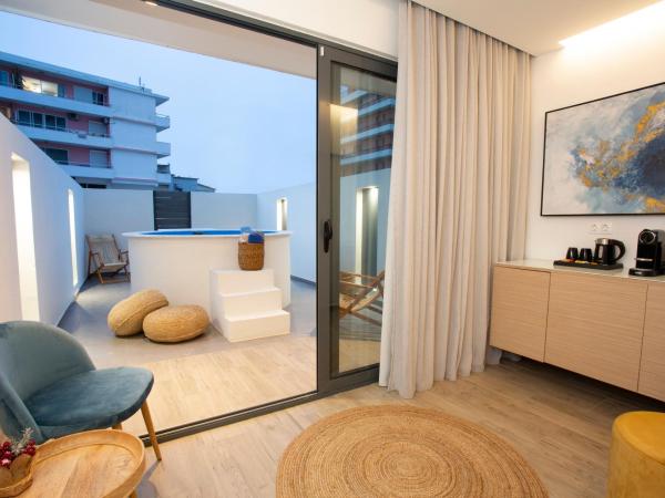 Mercure Rhodes Alexia Hotel & Spa : photo 3 de la chambre suite junior lit king-size avec canapé-lit simple, terrasse et piscine privée 