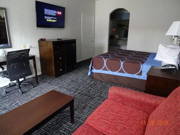 Super 8 by Wyndham Houston/Brookhollow NW : photo 1 de la chambre chambre lit king-size avec baignoire - accessible aux personnes à mobilité réduite/malentendantes - non-fumeurs