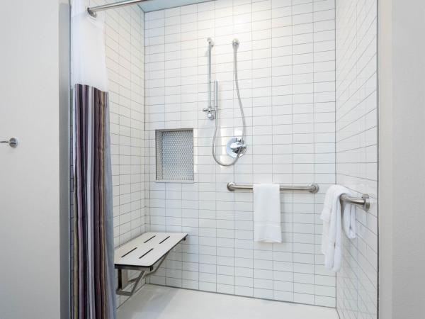 TRYP by Wyndham Orlando : photo 4 de la chambre chambre lit king-size - accessible aux personnes à mobilité réduite - non-fumeurs 