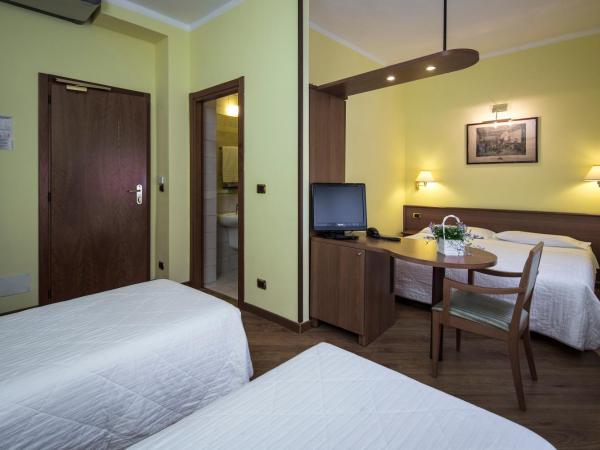 Nuovo Hotel Del Porto : photo 3 de la chambre chambre quadruple