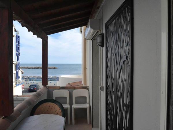 Le Dauphin Bleu : photo 6 de la chambre chambre quadruple avec balcon 