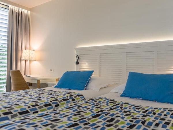 Amadria Park Beach Hotel Jure : photo 3 de la chambre chambre double ou lits jumeaux avec balcon - vue sur cour