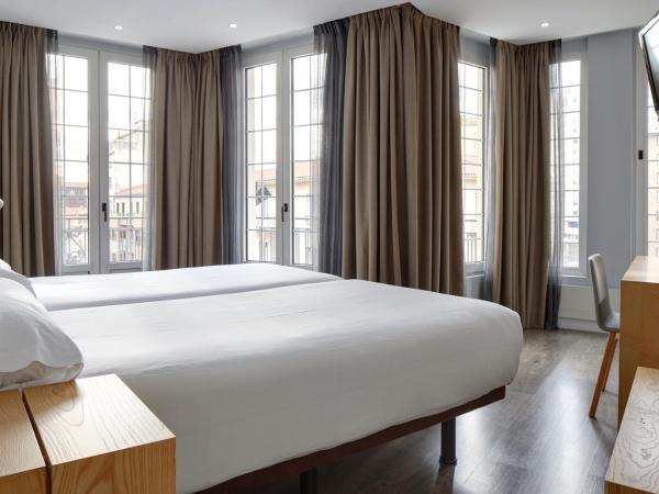 Hotel Avenida : photo 6 de la chambre chambre double avec lit d'appoint