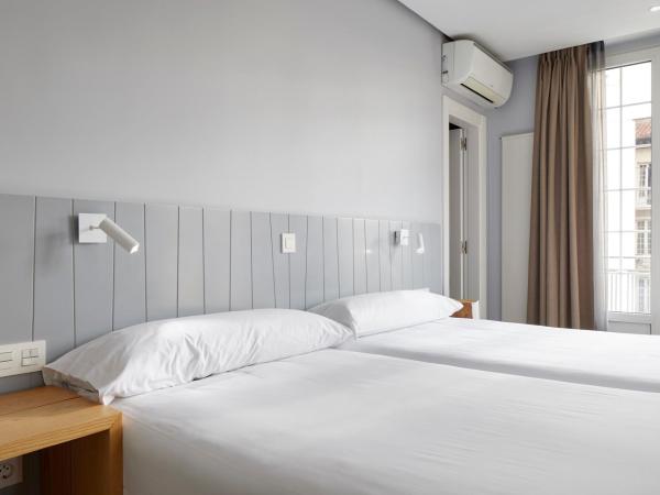 Hotel Avenida : photo 4 de la chambre chambre double avec lit d'appoint