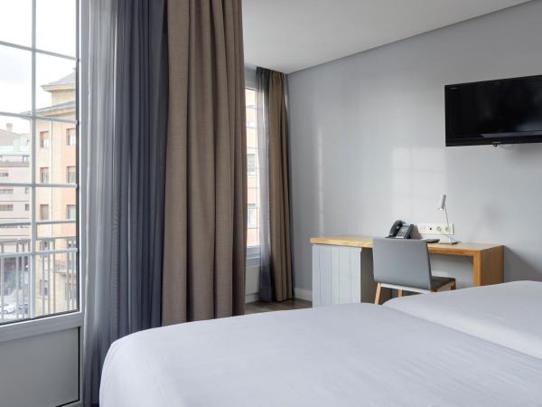 Hotel Avenida : photo 5 de la chambre chambre double avec lit d'appoint