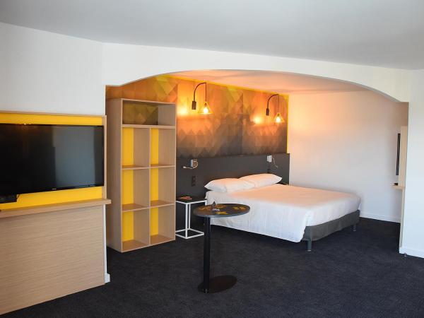 ibis Styles Poitiers Nord : photo 2 de la chambre chambre familiale standard avec lit double et canapé-lit