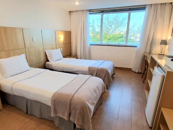 Atlantico Sul Hotel : photo 4 de la chambre chambre lits jumeaux - vue partielle sur mer