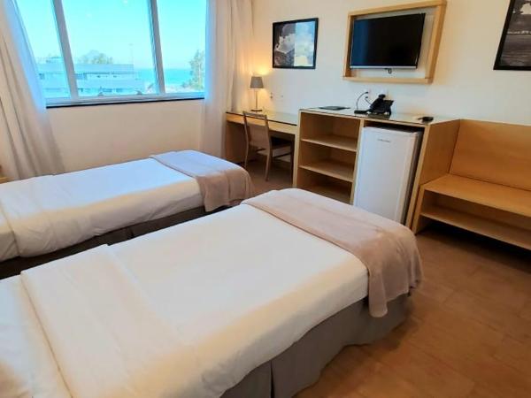 Atlantico Sul Hotel : photo 1 de la chambre chambre lits jumeaux - vue partielle sur mer