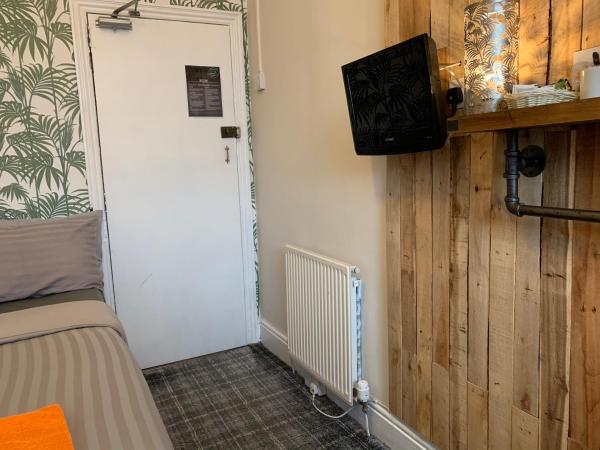 Tropics Beach Hotel : photo 2 de la chambre chambre double avec salle de bains commune