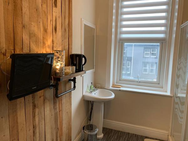 Tropics Beach Hotel : photo 3 de la chambre chambre double avec salle de bains commune