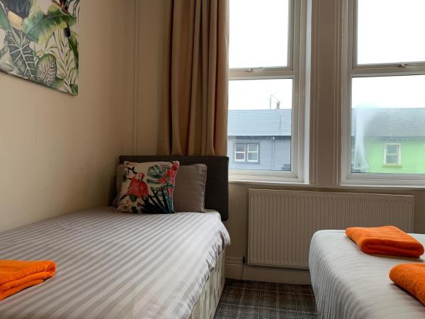 Tropics Beach Hotel : photo 1 de la chambre chambre triple