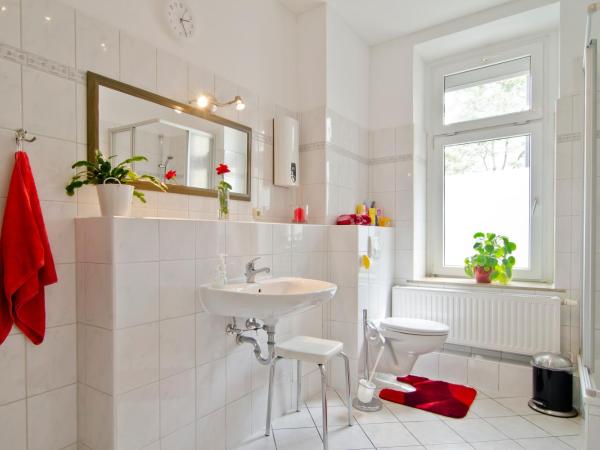 Pension Piano Forte Leipzig Mitte : photo 2 de la chambre chambre double ou lits jumeaux avec lit d'appoint