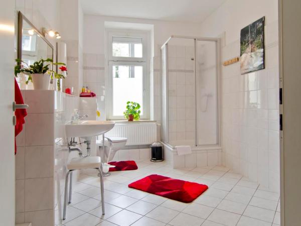 Pension Piano Forte Leipzig Mitte : photo 1 de la chambre chambre double ou lits jumeaux avec lit d'appoint