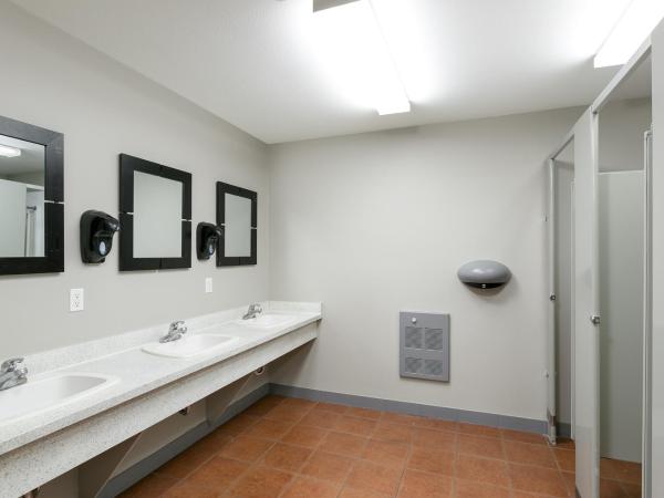 Samesun Kelowna Hostel : photo 4 de la chambre lit simple dans dortoir mixte de 4 lits