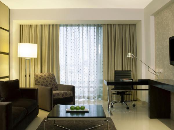 Radisson Blu Hotel Pune Kharadi : photo 8 de la chambre junior suite with complimentary 2 imfl drinks , 2 pieces of laundry per stay and 20% discount on spa.