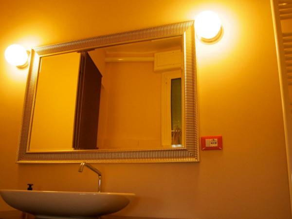 B&B Casa Bologna : photo 5 de la chambre chambre double supérieure avec balcon et salle de bains privative