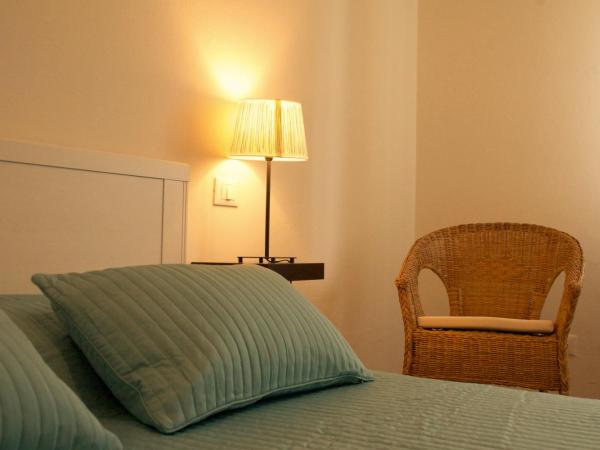 B&B Casa Bologna : photo 4 de la chambre chambre double avec balcon et salle de bains privative
