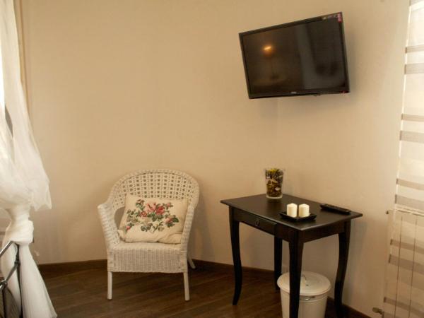 B&B Casa Bologna : photo 4 de la chambre chambre double supérieure avec balcon et salle de bains privative