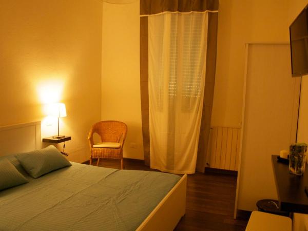 B&B Casa Bologna : photo 3 de la chambre chambre double avec balcon et salle de bains privative