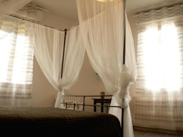 B&B Casa Bologna : photo 2 de la chambre chambre double supérieure avec balcon et salle de bains privative
