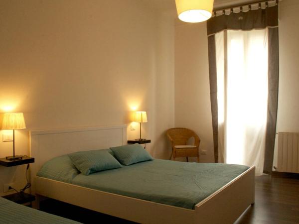 B&B Casa Bologna : photo 1 de la chambre chambre double avec balcon et salle de bains privative