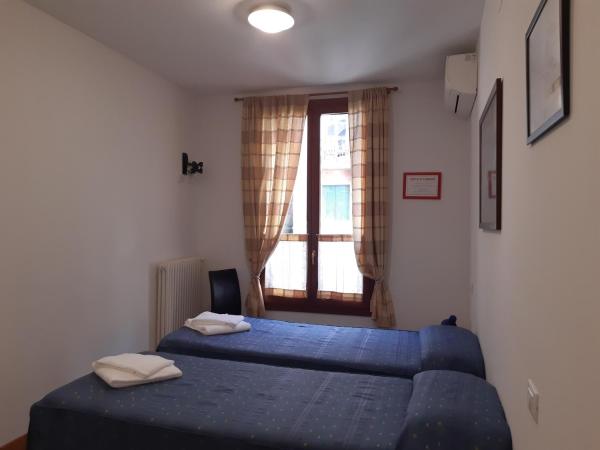 Foresteria Valdese Venezia : photo 2 de la chambre chambre triple avec salle de bains privative séparée
