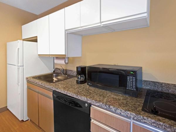 MainStay Suites Louisville Jeffersontown : photo 7 de la chambre chambre lit queen-size pour personnes à mobilité réduite avec baignoire accessible en fauteuil roulant - non-fumeurs