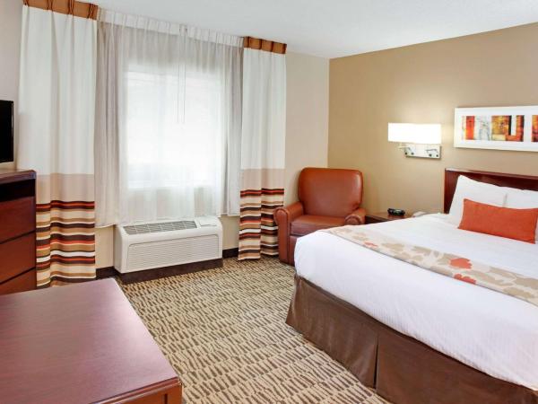MainStay Suites Louisville Jeffersontown : photo 6 de la chambre chambre lit queen-size pour personnes à mobilité réduite avec baignoire accessible en fauteuil roulant - non-fumeurs