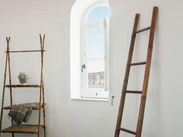 Marina Piccola 73 : photo 3 de la chambre chambre double supérieure - vue partielle sur mer