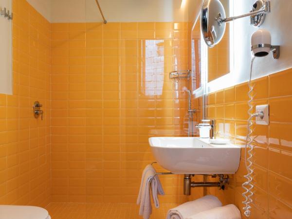 Marina Piccola 73 : photo 5 de la chambre chambre double supérieure - vue partielle sur mer