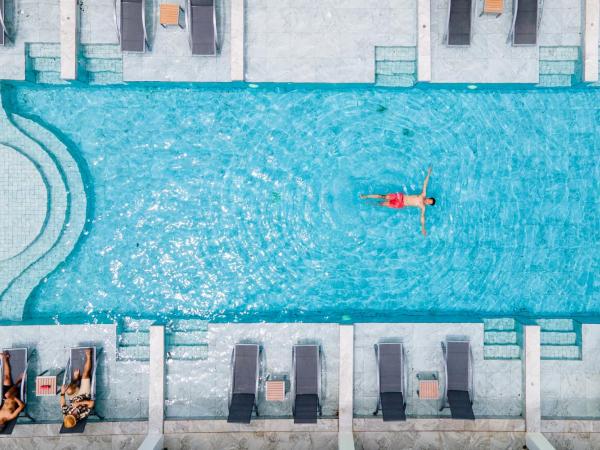 Khaolak Emerald Surf Beach Resort and Spa - SHA Extra Plus : photo 4 de la chambre chambre deluxe - vue sur piscine - côté hive
