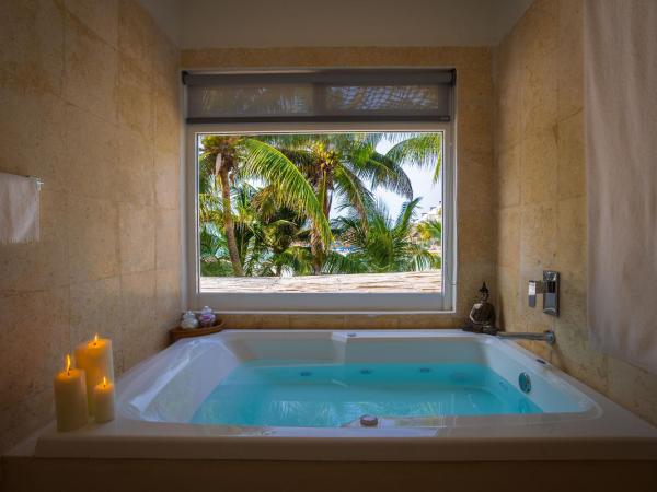 Lotus Beach Hotel - Adults Only : photo 1 de la chambre suite avec bain à remous - vue partielle sur océan