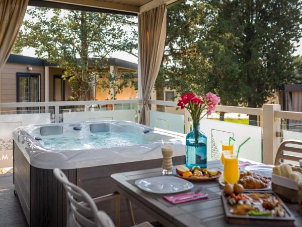 Premium Camping Homes Santa Marina, Lanterna : photo 5 de la chambre mobile home 2 chambres premium relax