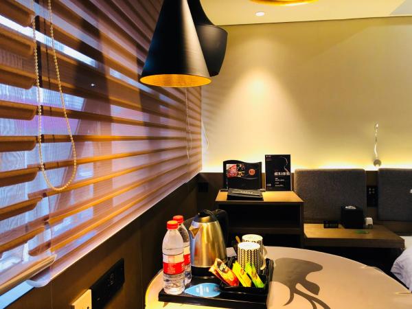 Likto Hotel-Free Shuttle Bus to Canton Fair : photo 7 de la chambre deluxe twin room-free snacks&bathtub