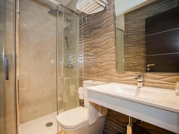 Hostal Barcelona : photo 1 de la chambre chambre double ou lits jumeaux avec lit d'appoint