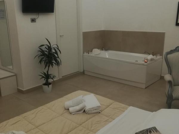 Il Tesoro Smart Suite & SPA : photo 5 de la chambre suite deluxe avec baignoire spa