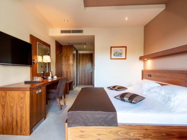 Hotel Plaža : photo 3 de la chambre chambre double ou lits jumeaux - vue partielle sur mer