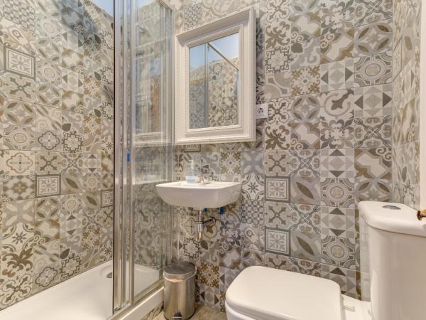 Factory Suites Barcelona : photo 9 de la chambre chambre double supérieure avec balcon et salle de bains privative extérieure