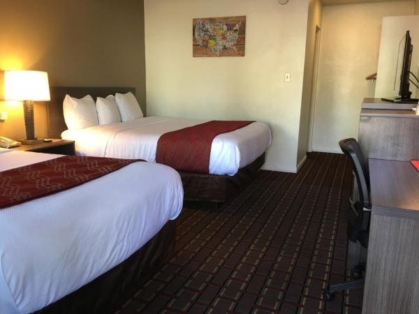 Econo Lodge Downtown : photo 1 de la chambre chambre lit queen-size avec 1 lit queen-size et 1 lit double