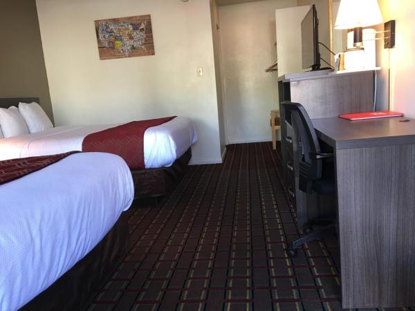 Econo Lodge Downtown : photo 2 de la chambre chambre lit queen-size avec 1 lit queen-size et 1 lit double