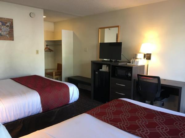 Econo Lodge Downtown : photo 3 de la chambre chambre lit queen-size avec 1 lit queen-size et 1 lit double