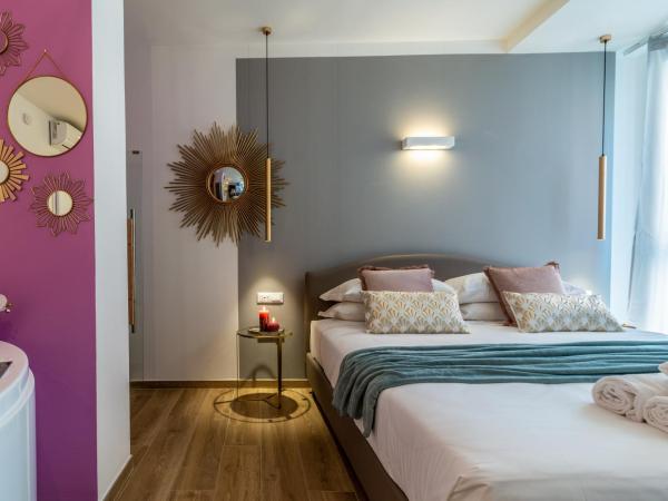 4 Star Suite SPA - Self Check-In : photo 3 de la chambre suite lit queen-size avec baignoire spa