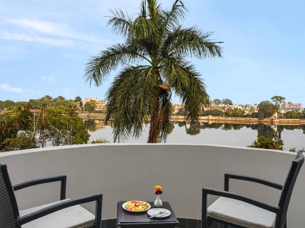 Swaroop Vilas - Lake Facing Boutique Hotel : photo 2 de la chambre suite junior avec balcon