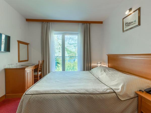 Hotel Villa Dvor : photo 4 de la chambre chambre double avec balcon et vue sur le fleuve