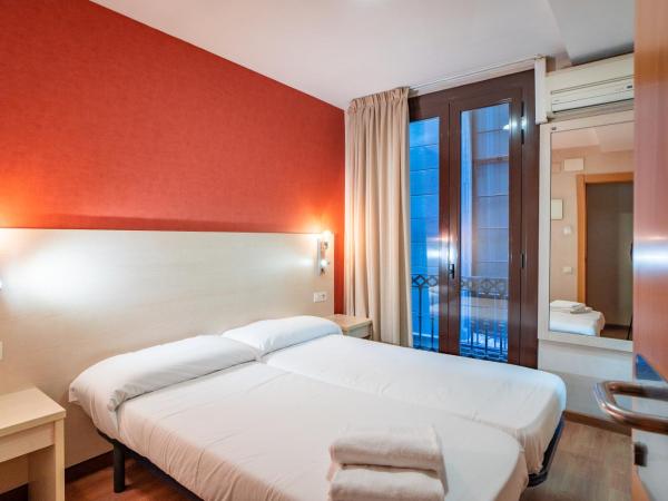 Hostal Fina : photo 2 de la chambre chambre lits jumeaux avec salle de bains privative