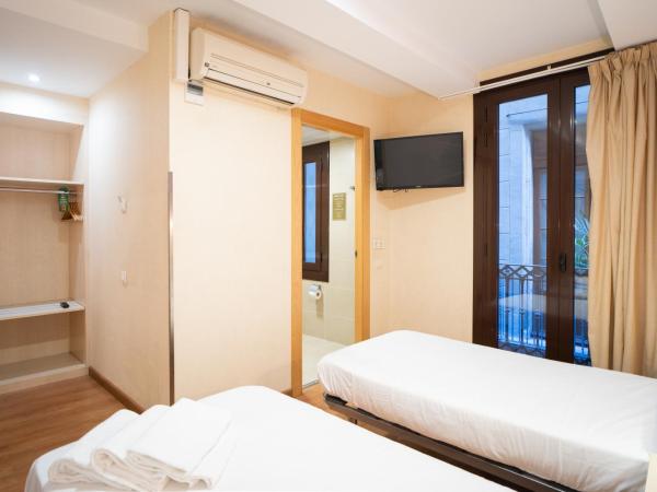 Hostal Fina : photo 4 de la chambre chambre triple avec salle de bains privative