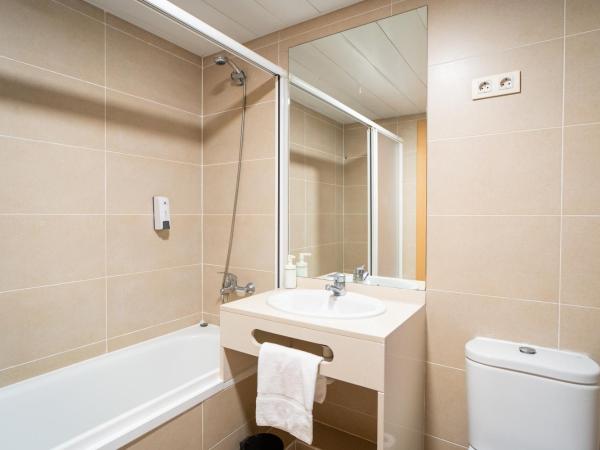 Hostal Fina : photo 6 de la chambre chambre triple avec salle de bains privative