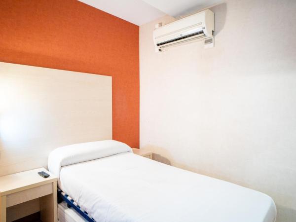 Hostal Fina : photo 3 de la chambre chambre simple avec salle de bains privative
