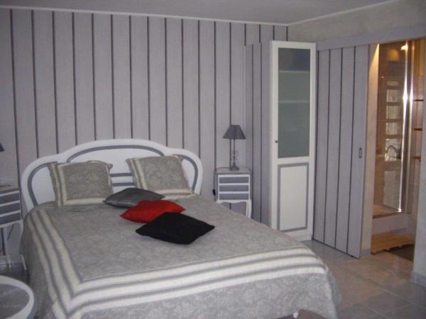 Le Mas Des Cigales : photo 7 de la chambre chambre triple - vue sur jardin