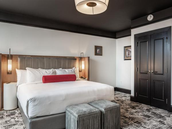 Bottleworks Hotel : photo 3 de la chambre chambre lit king-size avec balcon